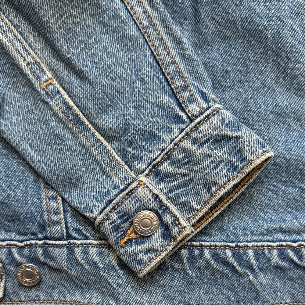 Levi's Classic Blue Jean Jacket - Picture 4 of 5